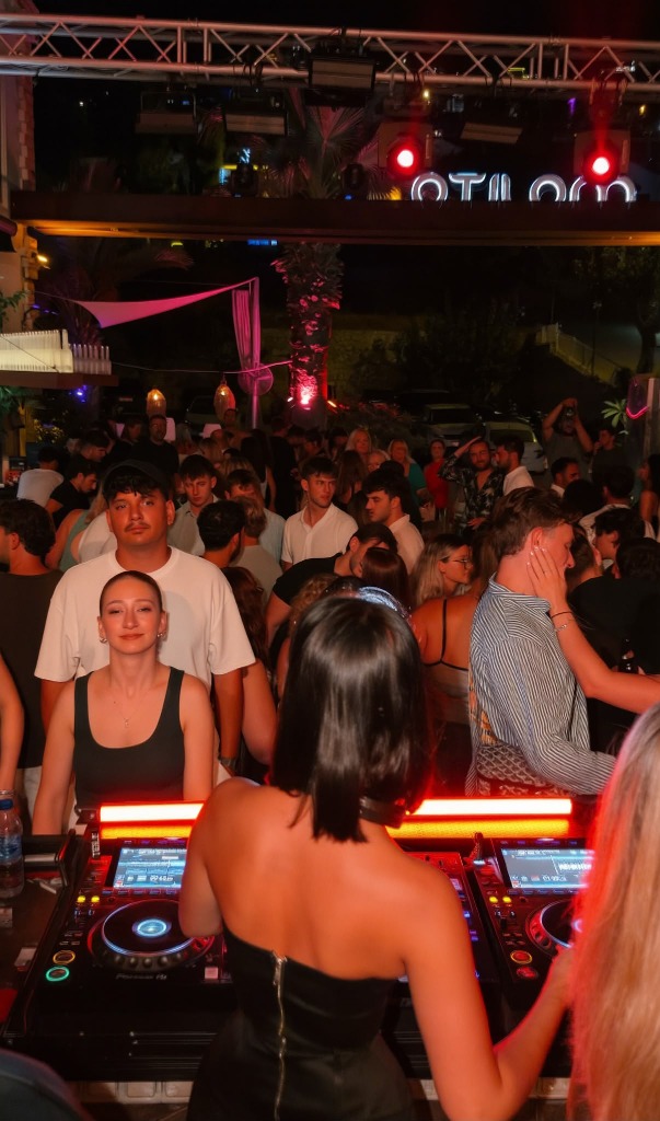 DJ Kabininden Dans Pisti & Gece Kalabalığı