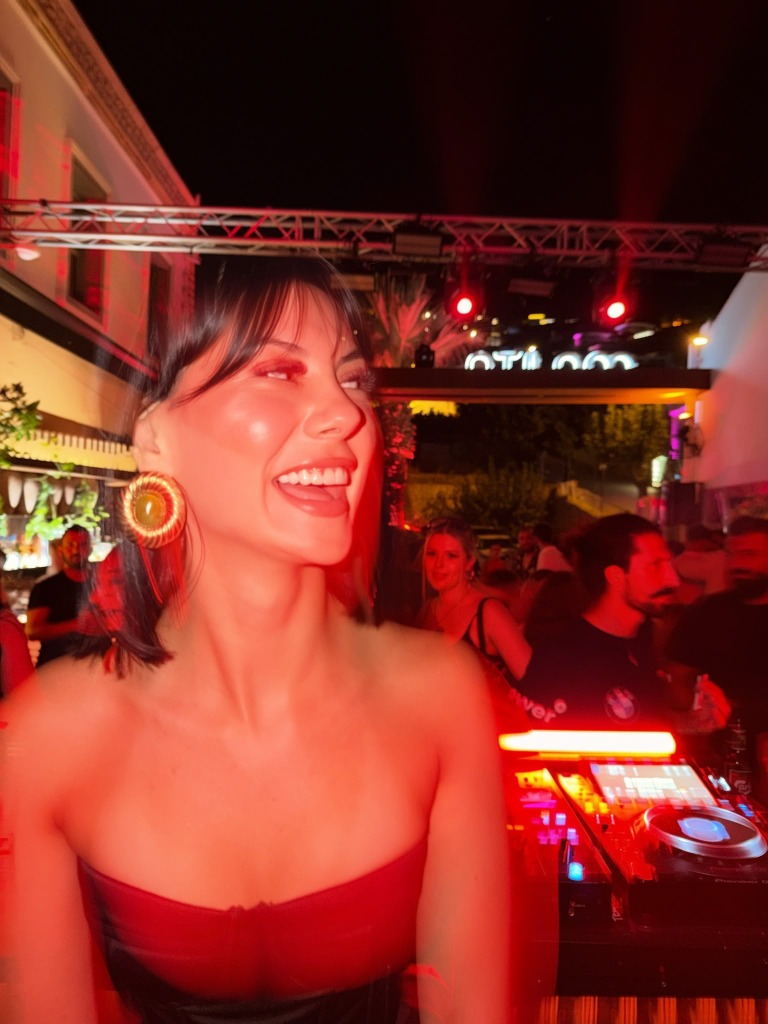 Cansu Sel - DJ Kabininde Gülümseyen Anlar & Enerji
